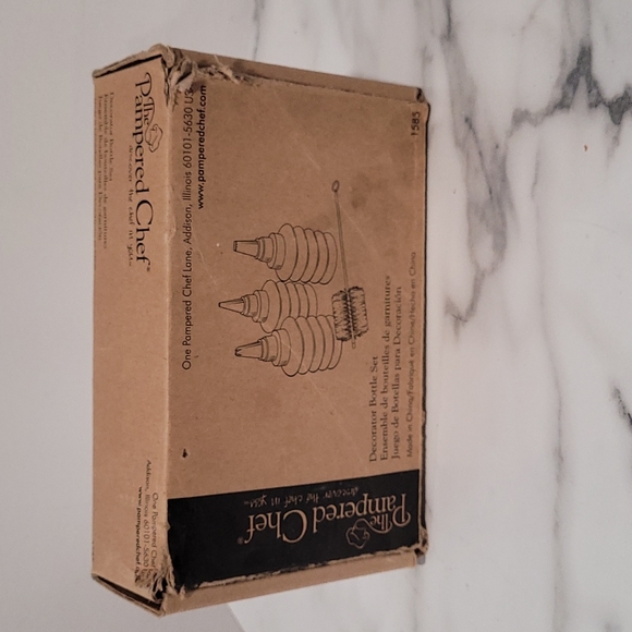 The pampered chef cake decorating bottle . - Picture 1 of 5